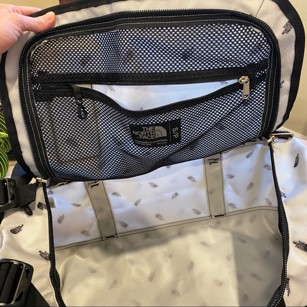 The North Face Monochrome Travel Bag - Picture 3 of 5